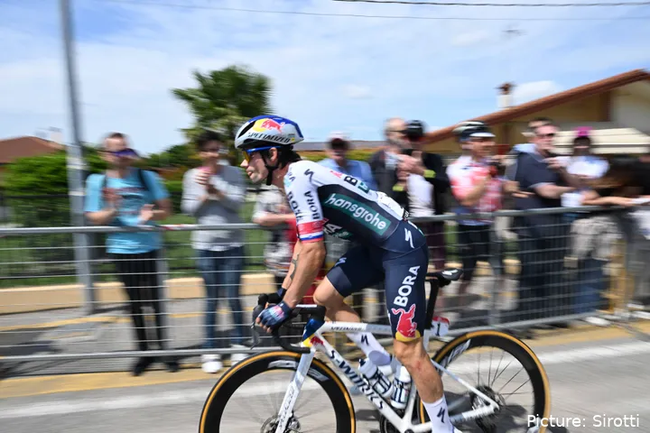 Primoz Roglic es 10º del Giro de Italia 2025 tras 15 etapas, a 3:53 de la maglia rosa de Isaac del Toro