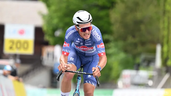 Silvan Dillier, en plena acción con su equipo Alpecin.