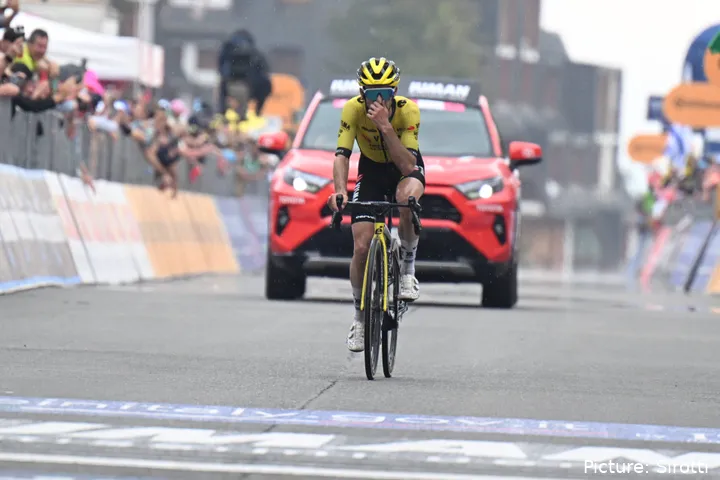 Histórica entrada en meta de Simon Yates.&nbsp;