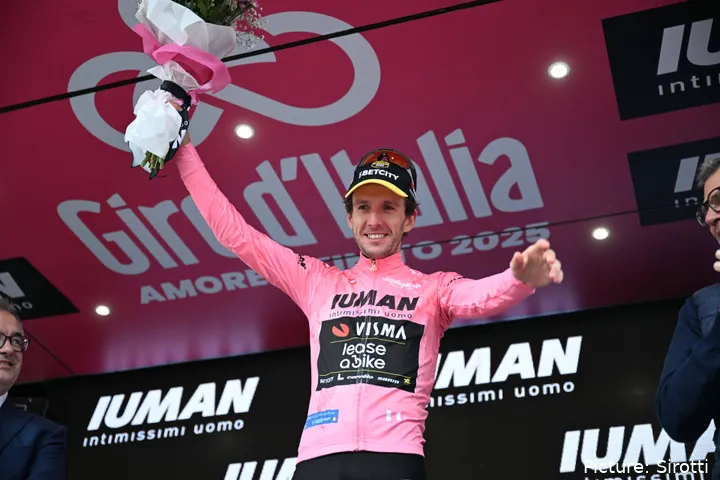 Simon Yates celebra su inminente victoria en el Giro de Italia 2025
