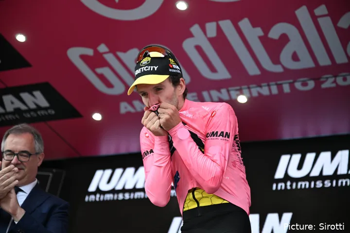 Simon Yates celebra su victoria en el Giro de Italia 2025