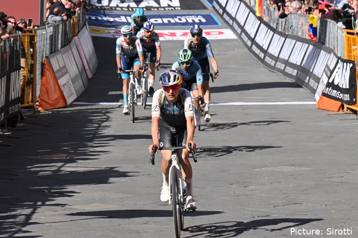 Tom Pidcock fue 15º en la etapa de gravel del Giro de Italia 2025.