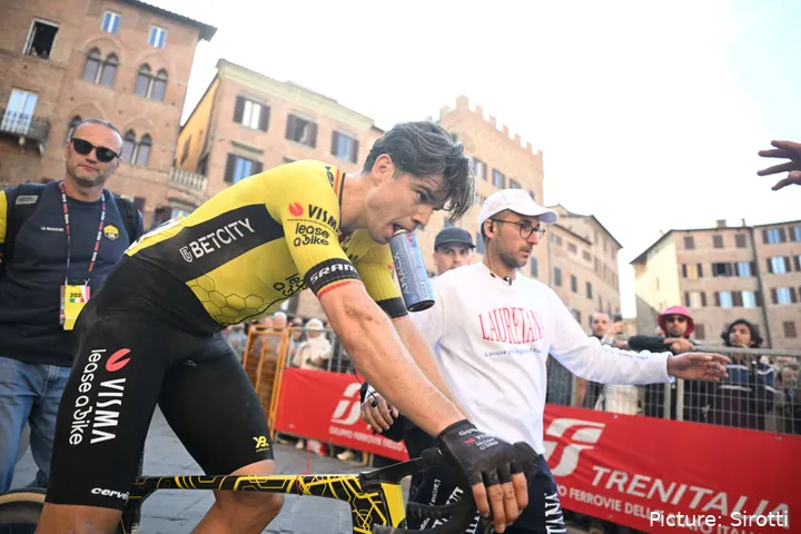 Wout van Aert rozó la victoria en la etapa 13 del Giro de Italia
