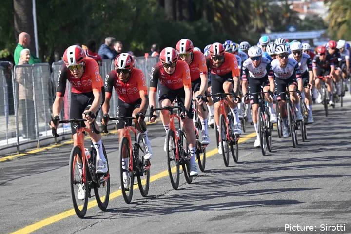 Egan Bernal cuenta con un gran equipo alrededor de él en la Vuelta a España 2025