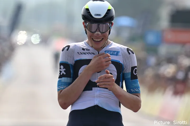 Iván Romeo, celebrando su victoria de etapa en el Critérium du Dauphiné 2025