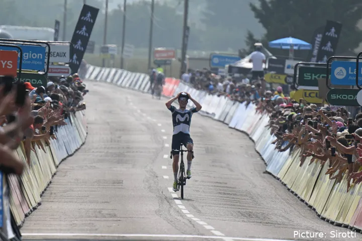 Iván Romeo, celebrando su victoria en la 3ª etapa del Critérium du Dauphiné 2025