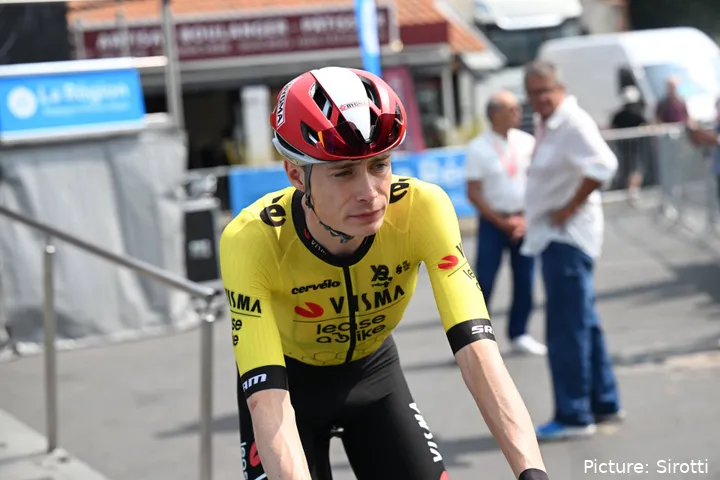 Jonas Vingegaard está en plena lucha por el Critérium du Dauphiné 2025 tras cinco etapas