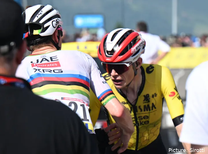 Jonas Vingegaard, muy cansado, felicita a Tadej Pogacar tras su victoria en la sexta etapa del Critérium du Dauphiné 2025