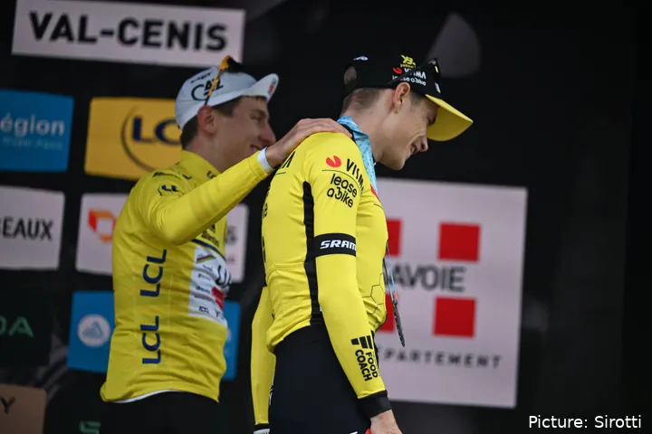 Pogacar y Vingegaard, en el podium de Dauphiné.
