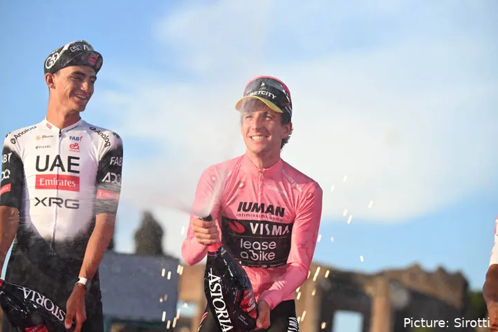 Isaac del Toro, en la celebración de Simon Yates tras ganar el Giro