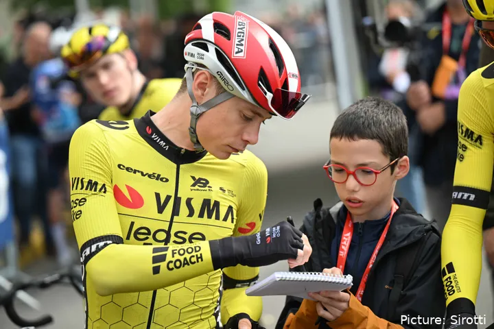 Jonas Vingegaard, firmando un autógrafo a un joven fan.&nbsp;