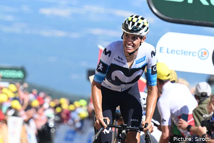 Enric Mas, en pleno esfuerzo en el Tour de Francia 2025 corriendo para Movistar Team.