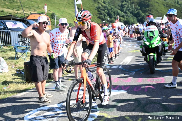 Carlos Rodríguez está lejos del Top 10 del Tour de Francia 2025 tras 12 etapas