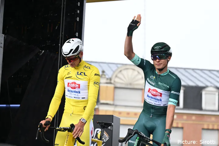 Mathieu van der Poel y Jasper Philipsen, en la salida de la 3ª etapa del Tour de Francia 2025