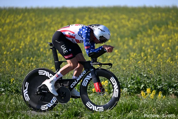 Brandon McNulty, en plena contrarreloj con el maillot de campeón estadounidense