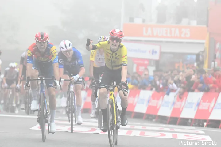Jonas Vingegaard celebra su victoria en la 2ª etapa de la Vuelta a España 2025