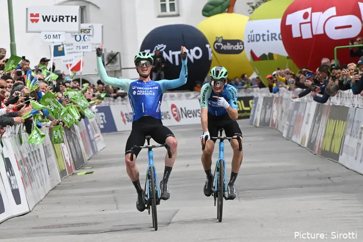 Nicolas Prodhomme y Paul Seixas cruzan la meta juntos en el Tour of the Alps