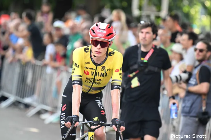 Jonas Vingegaard se fue al suelo sin consecuencias en la 2ª etapa de la Vuelta a España 2025
