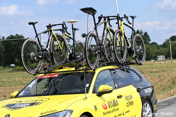 El coche del equipo Visma llevó muy pocas bicis en la etapa 4 de La Vuelta