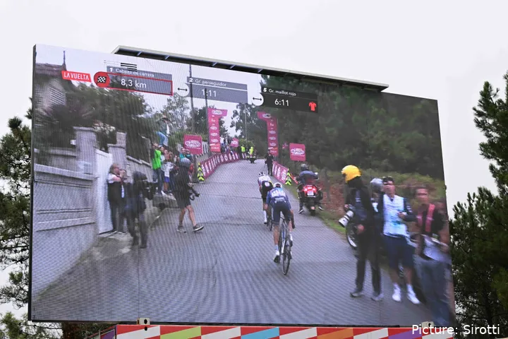 Egan Bernal cruzaba primero en la pancarta de los 8 kilómetros a meta