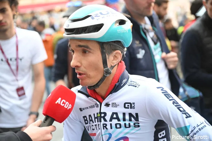 Pello Bilbao, atendiendo a la prensa tras una carrera.