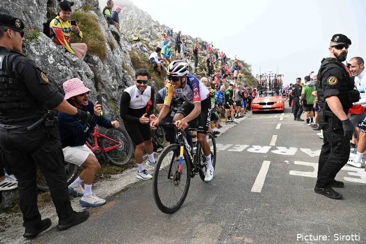 Bernal luchó en el Angliru