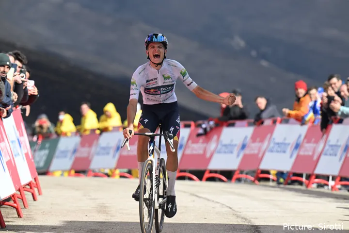 Giulio Pellizzari celebra su victoria de etapa en La Vuelta 2025