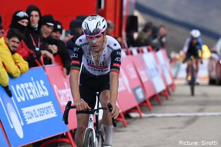 João Almeida, en plena acción con el maillot del UAE Team Emirates - XRG
