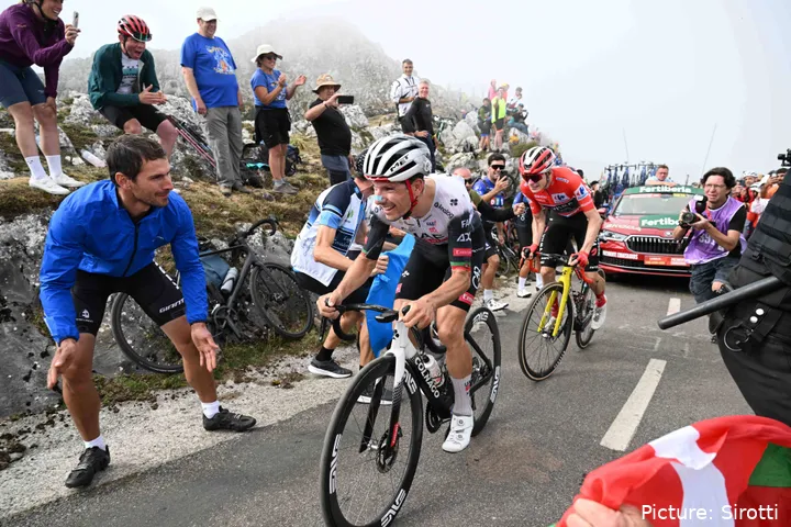 João Almeida está siendo el mayor rival de Jonas Vingegaard en la Vuelta a España 2025
