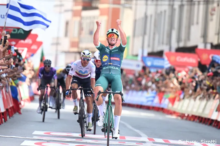 Mads Pedersen, batiendo a Orluis Aular en La Vuelta 2025