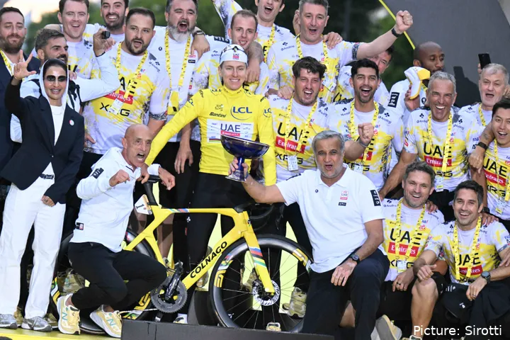 UAE Team Emirates XRG celebrando la victoria de Pogacar en el Tour de Francia 2025