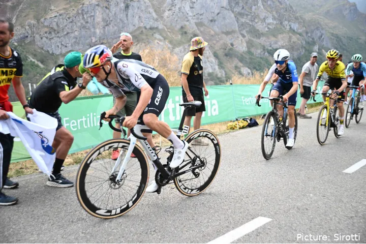 Tom Pidcock terminó 3º la Vuelta a España 2025