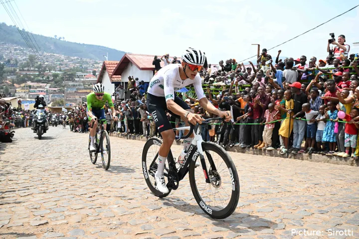 Isaac del Toro, junto a Tadej Pogacar en el Mundial de ciclismo 2025.