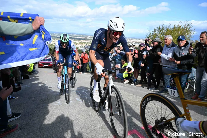 Juan Ayuso terminó delante de Mattias Skjelmose en el Campeonato de Europa 2025