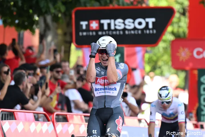 Jasper Philipsen celebrando una victoria en la Vuelta a España 2025