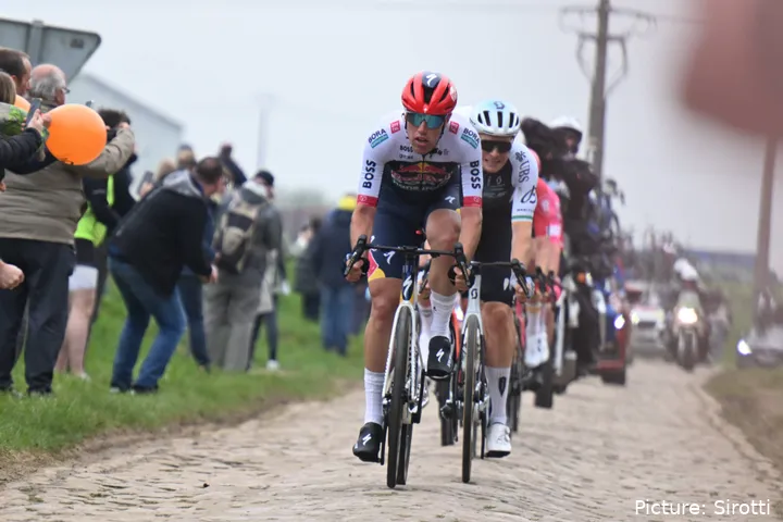 Oier Lazkano, en plena acción con el maillot del Red Bull - BORA - hansgrohe