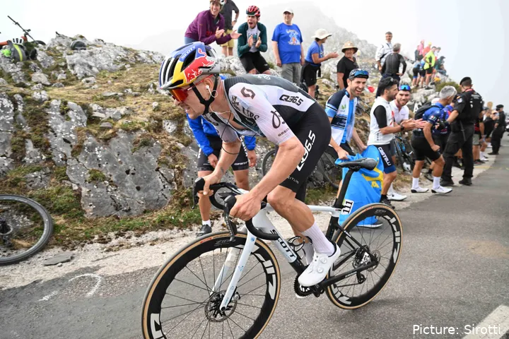 Tom Pidcock volvió a ser 2º en el Giro dell'Emilia 2025