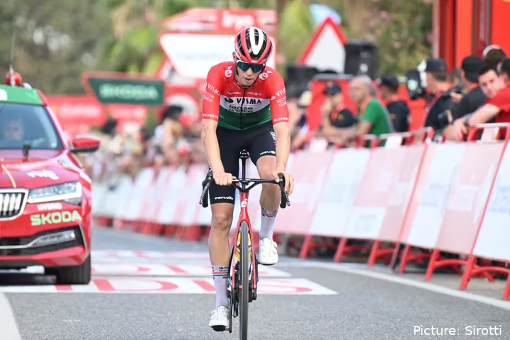 Attila Valter, con el maillot de campeón húngaro en una llegada de la Vuelta a España