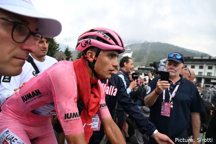Isaac del Toro en el Giro de Italia 2025, donde llevó la maglia rosa 10 días y terminó 2º