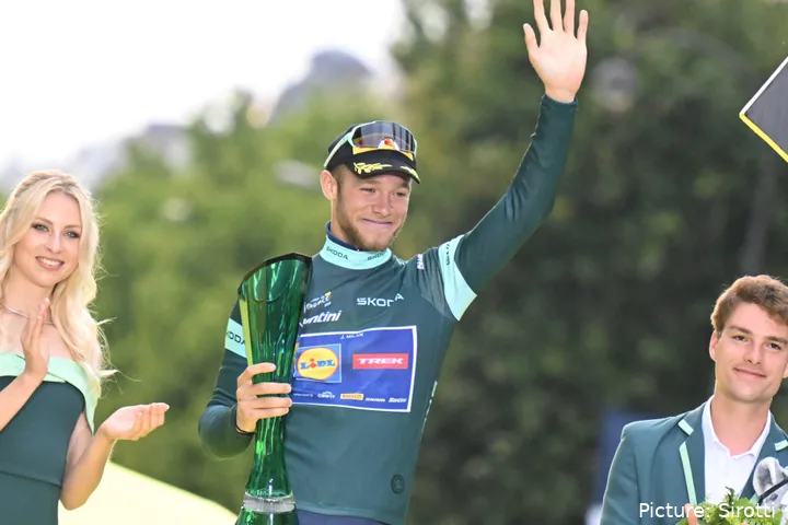 Tras el maillot Ciclamino del Giro 2024, Jonathan Milan añadió a su colección un maillot verde del Tour en 2025