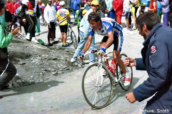 Perico Delgado, con los colores del equipo banesto, en plena ascensión en el Tour de Francia
