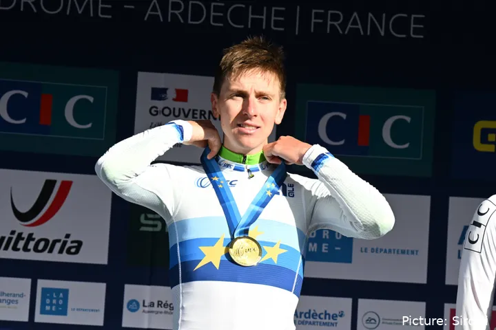 Tadej Pogacar, con la medalla de oro del Campeonato de Europa 2025