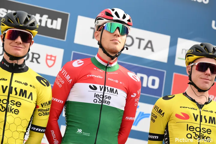 Attila Valter, con el maillot de campeón de Hungría, acompañado por sus compañeros del Visma