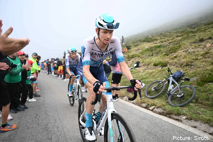 Jack Haig, ciclista de INEOS en 2026, corriendo para Bahrain en 2025