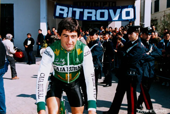 Marino Lejarreta, con los colores de Caja Rural.