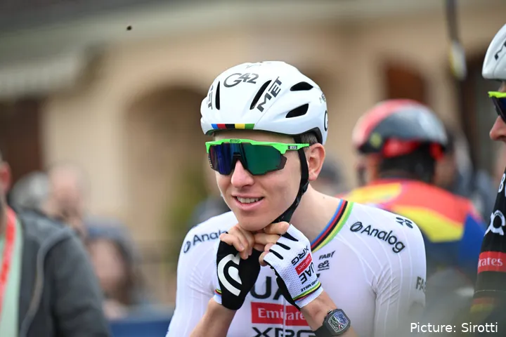 Tadej Pogacar se ajusta el casco con el maillot de UAE