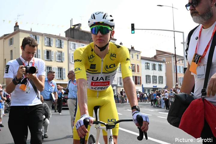 Tadej Pogacar, con el maillot amarillo de líder del Tour de Francia