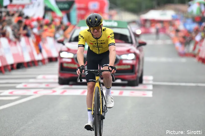 Steven Kruijswijk, en una etapa de la Vuelta a España con el maillot del Visma | Lease a Bike