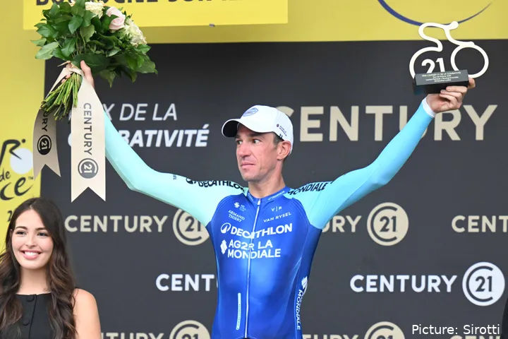 Bruno Armirail en el podio del Tour de Francia tras una etapa