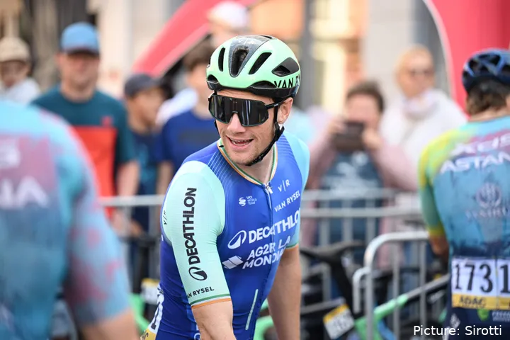 Sam Bennett correrá junto a Tom Pidcock en 2026